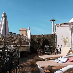 Con Encanto En Patio Sevillano , Sevilla España